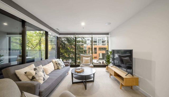 Chic Inner-City 2-Bed Abode with Pool, Gym & Sauna