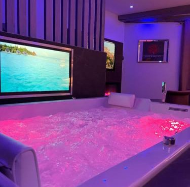 Chic & Jacuzzi