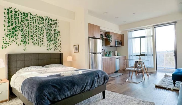 Chic Koreatown Studio with Gym, Parking, Washer/Dryer and Fast Wifi!