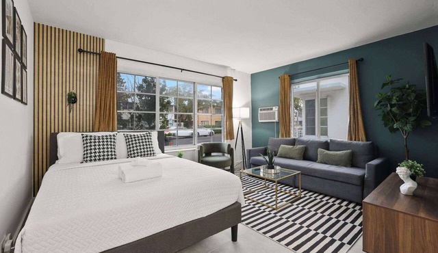 Chic Miami Beach Apt, Sleeps 4, Ocean Views