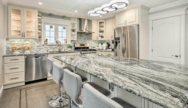 Chic Milton Getaway ~ 10 Miles to Downtown Boston!