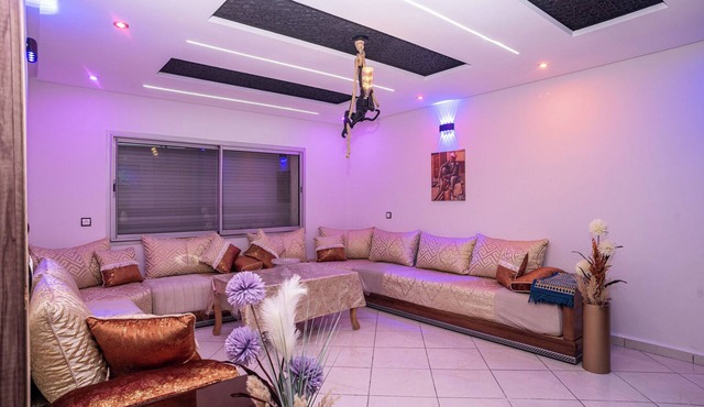Chic Modern Apartment Steps from The Train Station. Fully Renovated