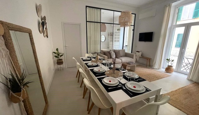 Chic & modern for groups & families-10 guests, in city center with 2 balconies