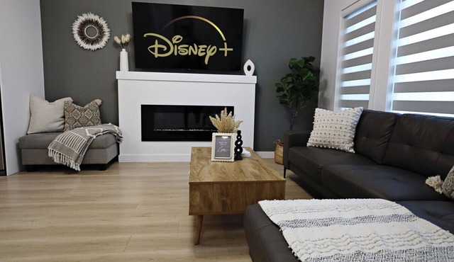 Chic Modern Home|King Bed|Fireplace|Disney+