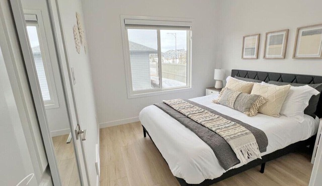 Chic Modern Home|King Bed|Fireplace|Disney+