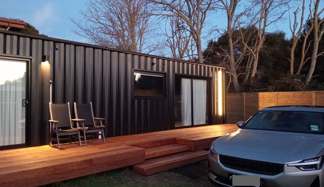 Chic modern shipping container a short stroll from Lake Taupo/Waitahanui River.