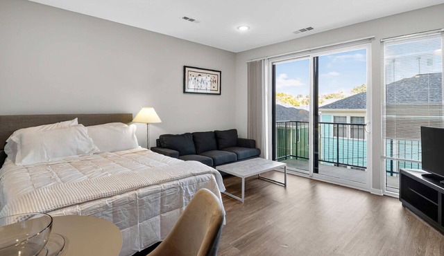 Chic Modern Studio Close to Campus & Shops