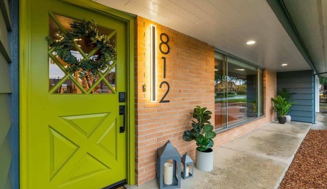 Chic Newberg Oasis: Mid-Century, Hot Tub, Fire Pits, Luxury Amenities