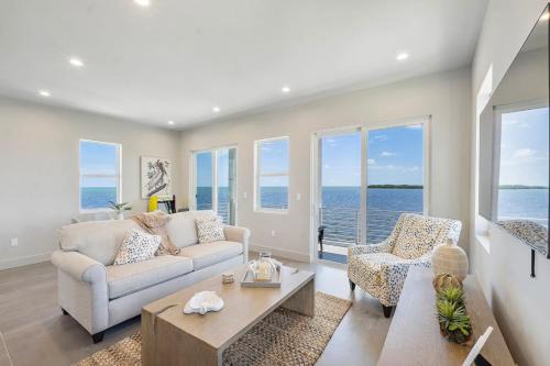 Chic Ocean Hideaway with Grill