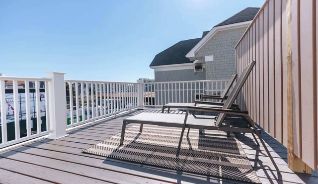 CHIC on Thames St Deck & free parking