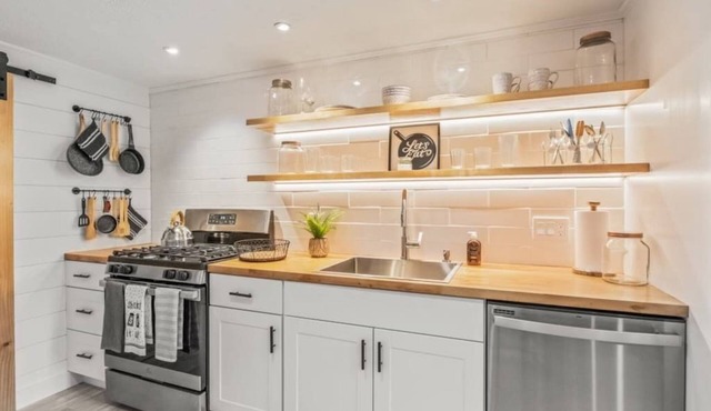 Chic Pool Condo Near Mayflower Beach