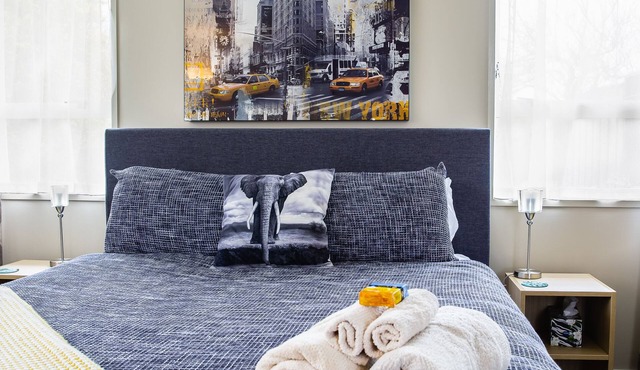 Chic Private Studio Close to Airport, Bus & Shops - Breakfast included