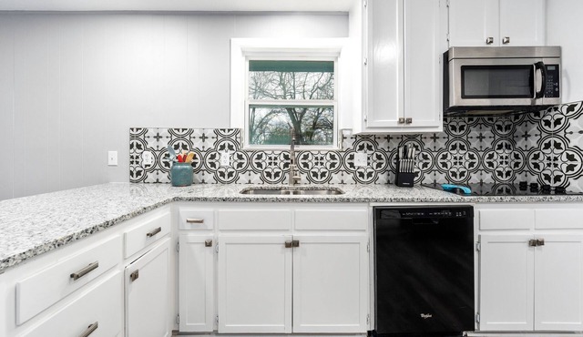 Chic Remodeled Modern 3/2 Walk to Shopping, 1 Mile to BSW