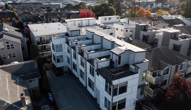 Chic Seattle Ballard Townhouse with Rooftop Retreat Walkable to shops and dining