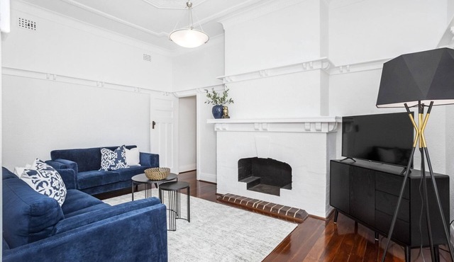 Chic Semi-Detached 2-Bed Home with Outdoor Dining
