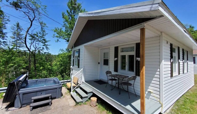 Chic Shack with spa - near Massif Charlevoix & MSA
