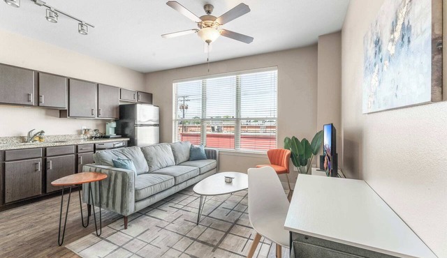 Chic SoCo 1BR King Suite w/GymPickleballLaundry