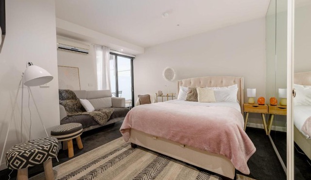 Chic South Yarra Studio - Free Gym & Wifi