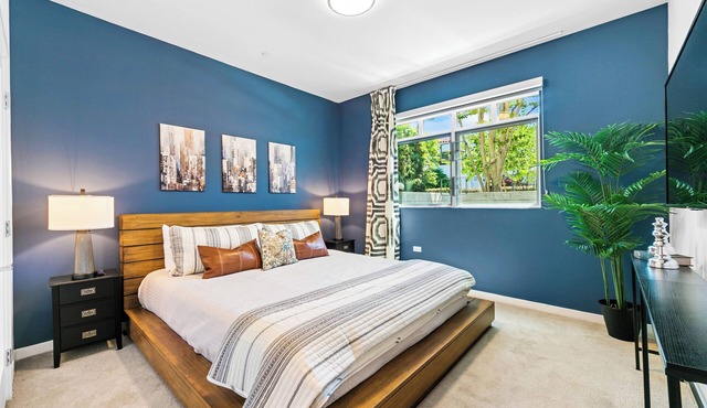 Chic Spacious Apt steps from Museum Row w/Patio, Pool & Den