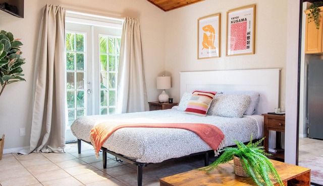 Chic & Spacious Studio by the Beach Prime La Jolla Spot Sleeps 4!