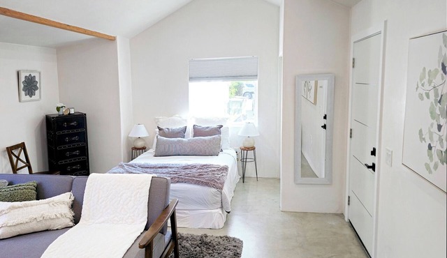 Chic Spanish Casita in beautiful Santa Barbara with WiFi and AC