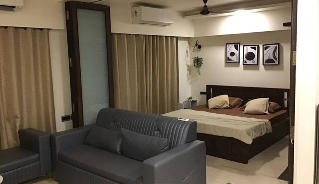 Chic studio in gorgeous Mumbai, close to BKC with WiFi, AC