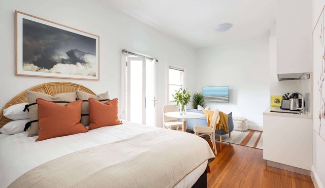 Chic Studio With Patio 20 min From CBD