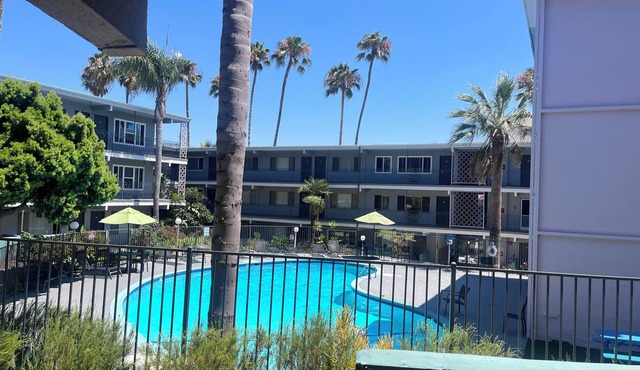 Chic studio with swimming pool, AC and WiFi in fabulous Greater Culver City.