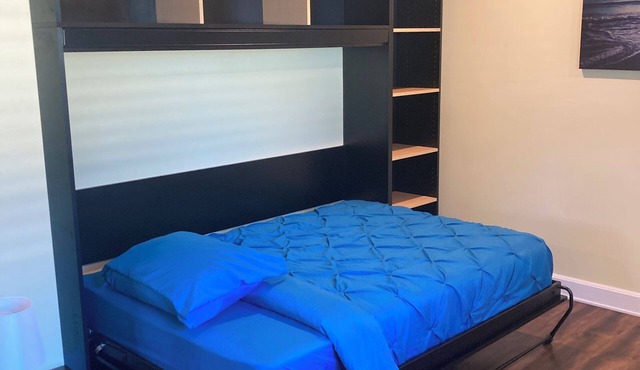 Chic studio with WiFi and AC in tranquil Sarasota