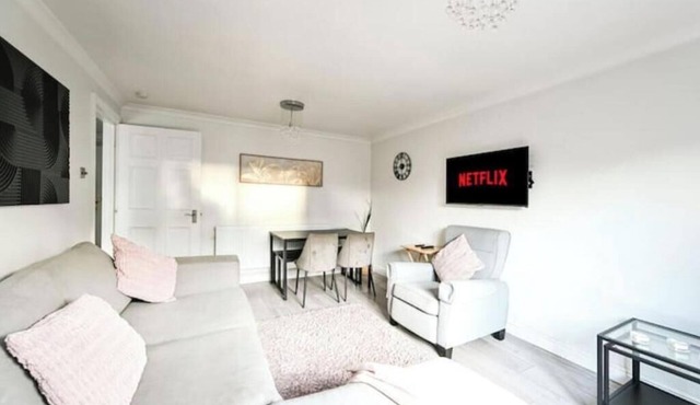 Chic Thornton Heath Flat with Hot Tub – Relax & Explore London