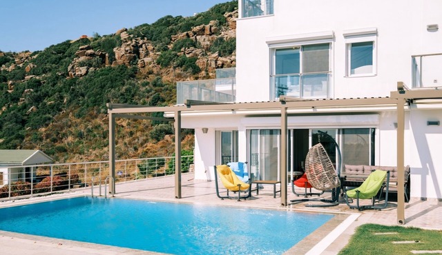 Chic Villa w Patio Pool 3 min to Beach in Bodrum