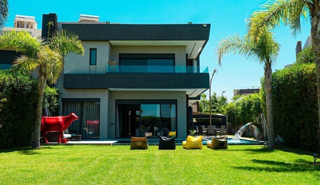 Chic villa with pool and 4 bedrooms and WiFi, in a big Golf Resort