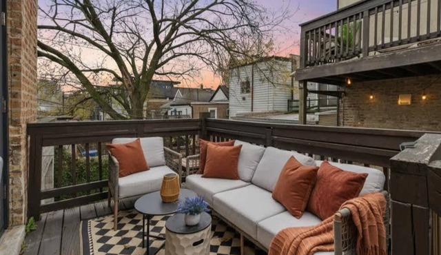 Chicago Boutique Hideaway Private Deck Fire Pit