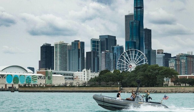 Chicago Waterfront Small-Group High-Speed Boat Tour