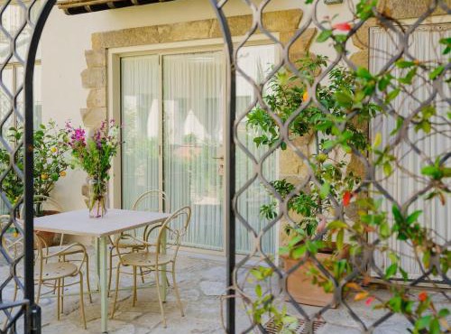 Chicco - Modern Two-Bedroom in a Green Courtyard