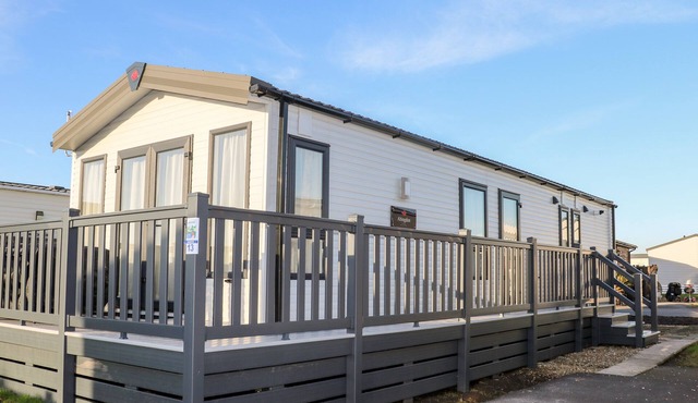 CHICHESTER LAKESIDE HOLIDAY PARK, pet friendly in Chichester