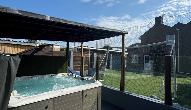 Chiganel, near Bude. Sleeps 10, outdoor hot tub. Short drive to the beach.