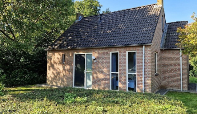Child-friendly 6-pers house on a holiday park with indoor swimming pool and lake