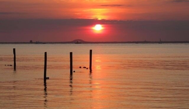 Chill Beachfront Cottage Amazing Bay & Sunset Views! Large Private Outdoor space