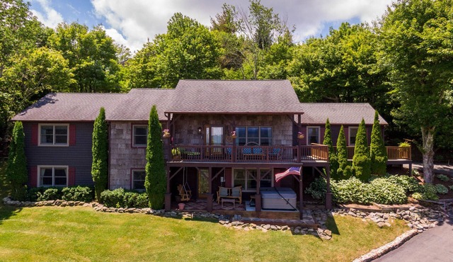 Chipmunk View Lodge - Amazing views, hot tub, and manmade waterfall!