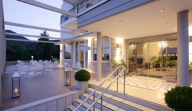 Chloe Hotel