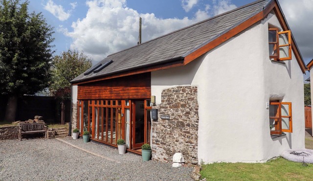 CHURCH BARN, pet friendly, with a garden in Bradworthy