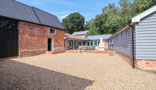 CHURCH FARM BARN, pet friendly, luxury holiday cottage in Westleton