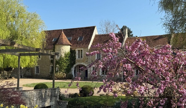 Ciderpress 6-bedroom house set in 1 hectare of gardens with pool and lake