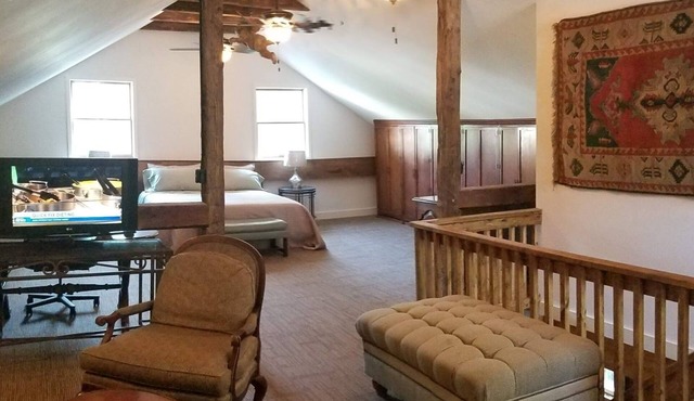Circa 1900 Renovated Carriage House with private yard