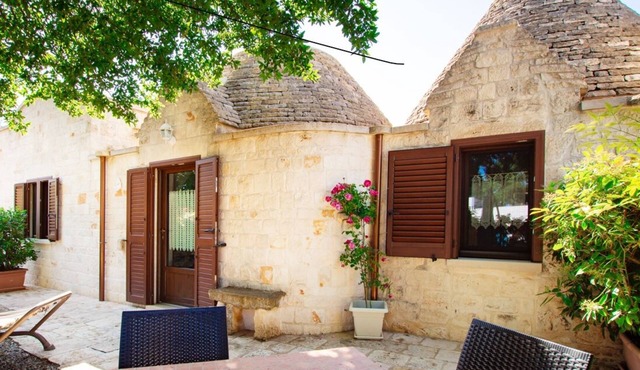 Cisternino-Trulli and Lamie: Grove in Valle D'Itria, accommodation 'La Quercia'