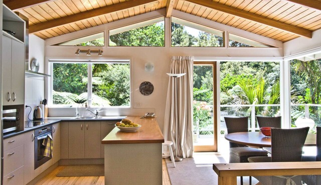 City-Bush Retreat - serviced private quiet fully equipped quality apartment