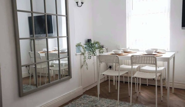 City Centre House Near Attractions & Free Parking