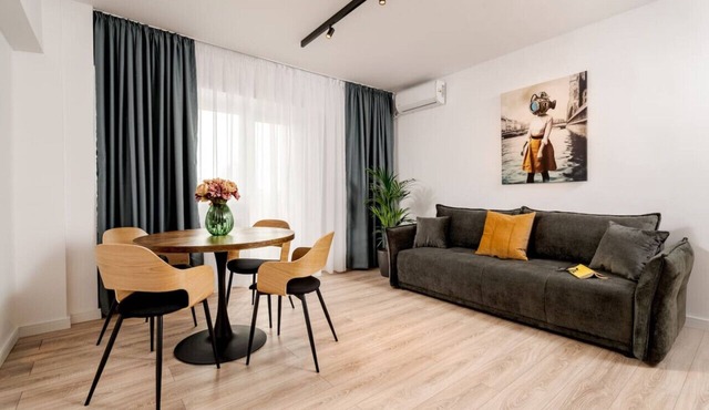 City Centre Spacious Cozy Apartment with Balcony