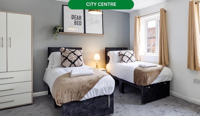 City Centre Studio 6 with Kitchenette, Free Wifi and Smart TV by Yoko Property